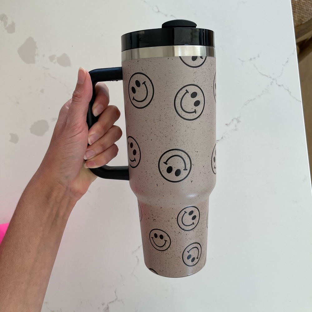 Black smiley face 40 oz water tumbler